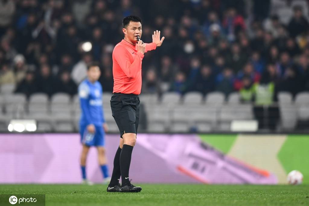宣誓完就错判！中超揭幕战主裁李海新漏判红牌 面临内部处罚