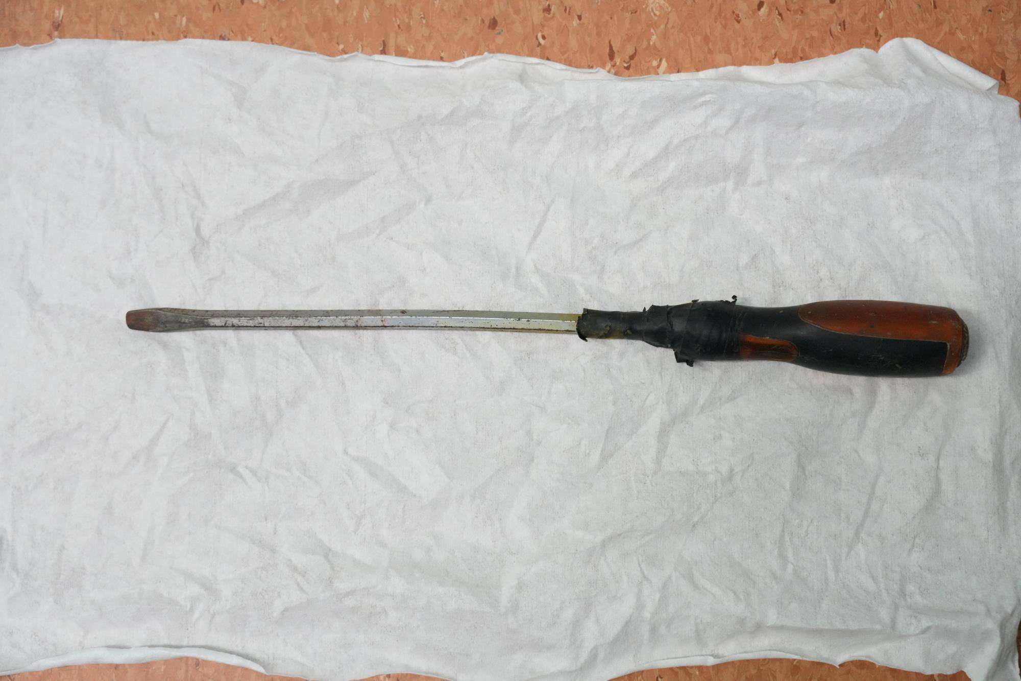 20米高空掉落螺丝刀直插男子胸腔<strong></p>
<p>实盘虚拟币</strong>！医生：不要自行拔除