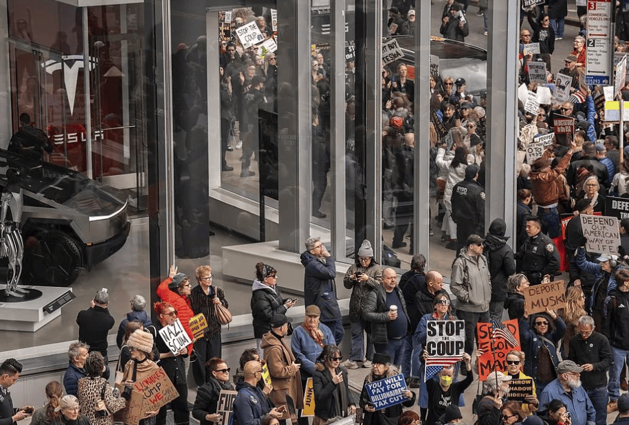 “要独立<strong></p>
<p>虚拟币暴力</strong>,不要统一!”40万人冲上街头示威,罕见一幕引发轩然大波