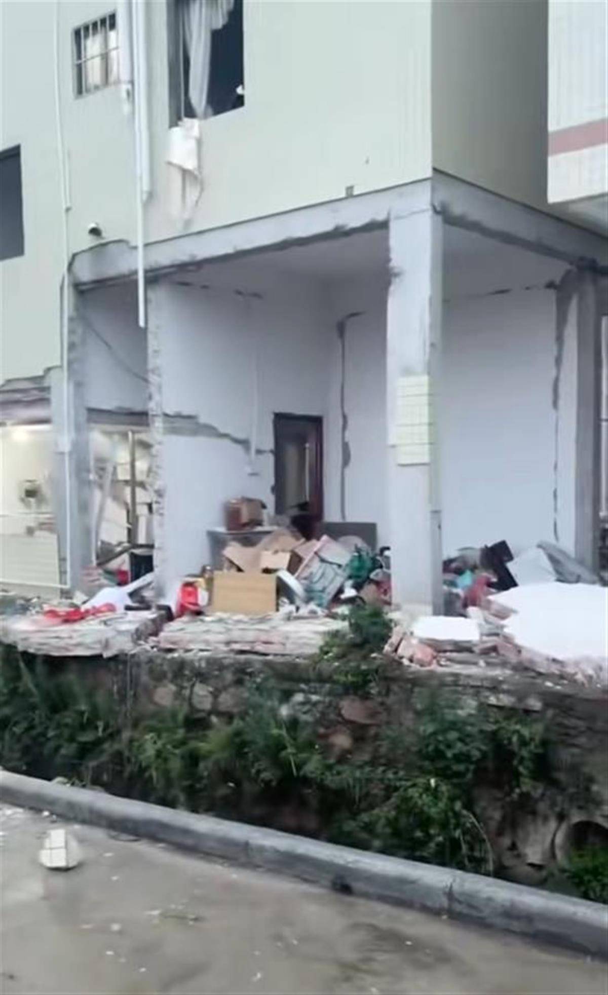 广东珠海一民房发生爆炸<strong></p>
<p>大连虚拟币</strong>,墙体砖块散落一地,官方:暂无人员伤亡报告