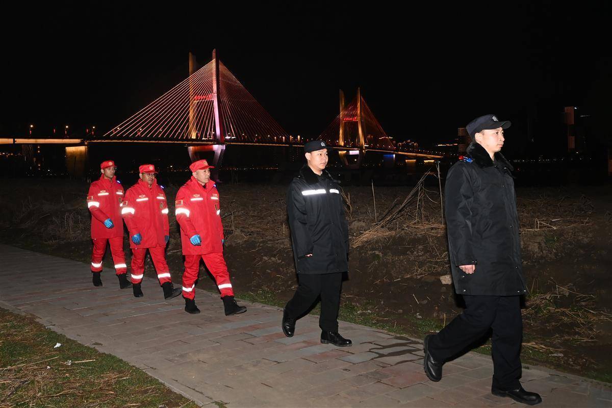 “江城平安号”船艇上<strong></p>
<p>大连虚拟币</strong>,吴天祥、刘威威等被聘为“长江义警”