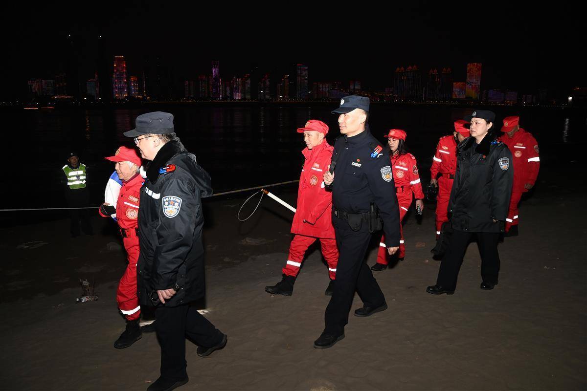 “江城平安号”船艇上<strong></p>
<p>大连虚拟币</strong>,吴天祥、刘威威等被聘为“长江义警”