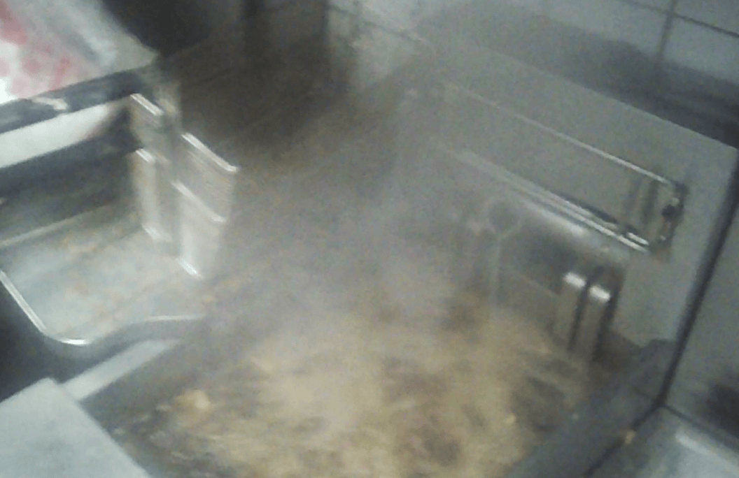 卧底华莱士两家门店:过期食材换签续命<strong></p>
<p>太原虚拟币</strong>,炸油酸价超标易引腹泻