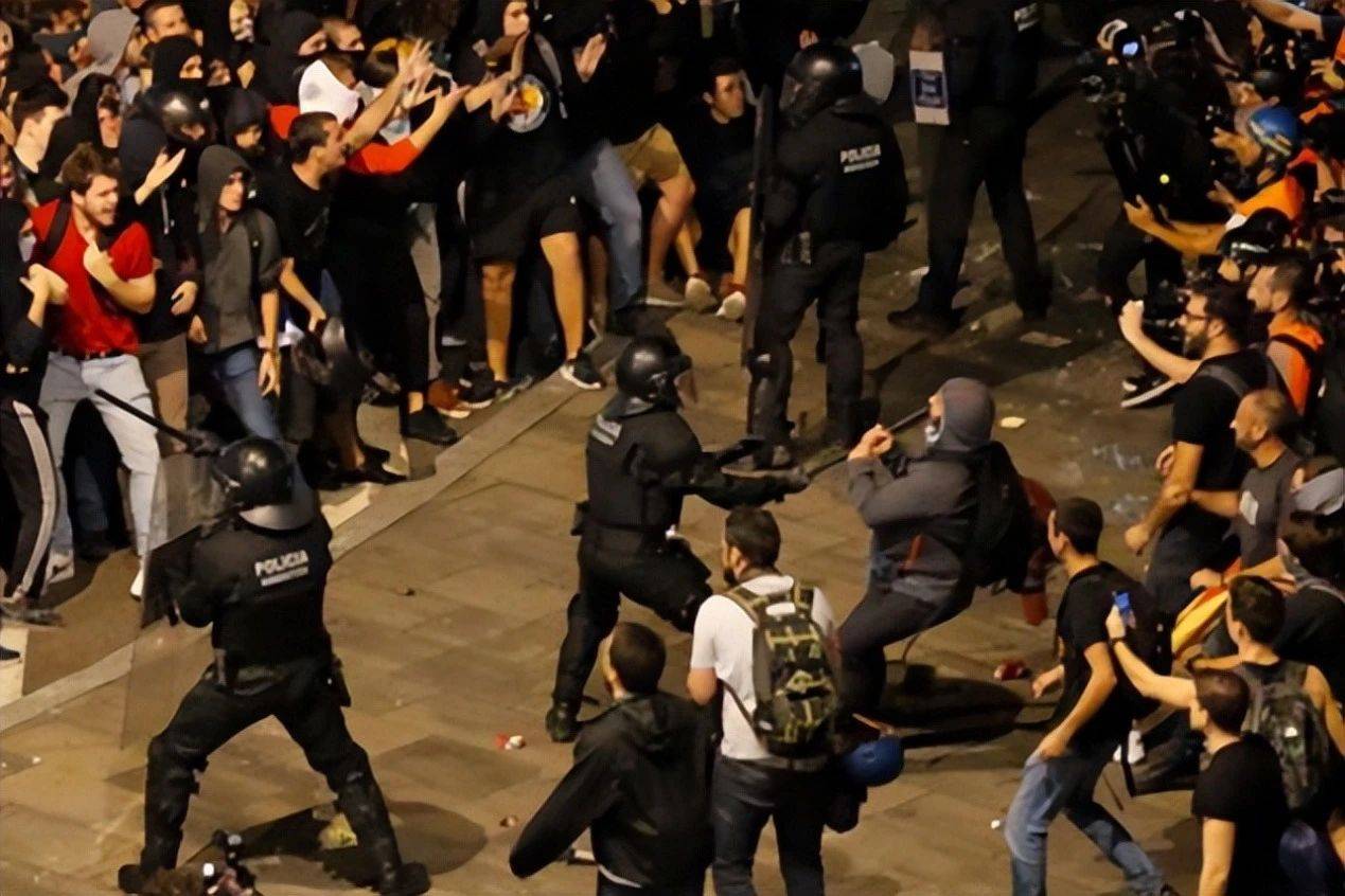 “要独立<strong></p>
<p>蜜蜂虚拟币</strong>,不要统一!”40万民众涌上街头集体示威,场面一度失控