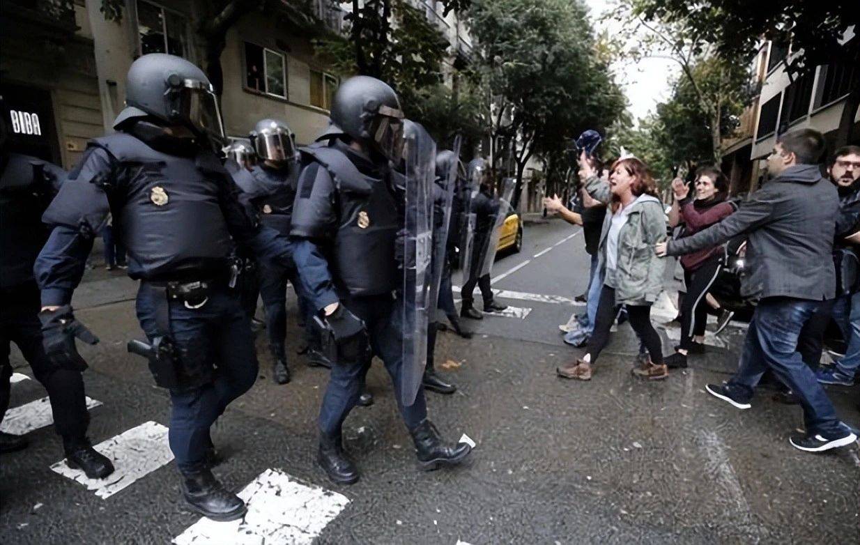 “要独立<strong></p>
<p>蜜蜂虚拟币</strong>,不要统一!”40万民众涌上街头集体示威,场面一度失控