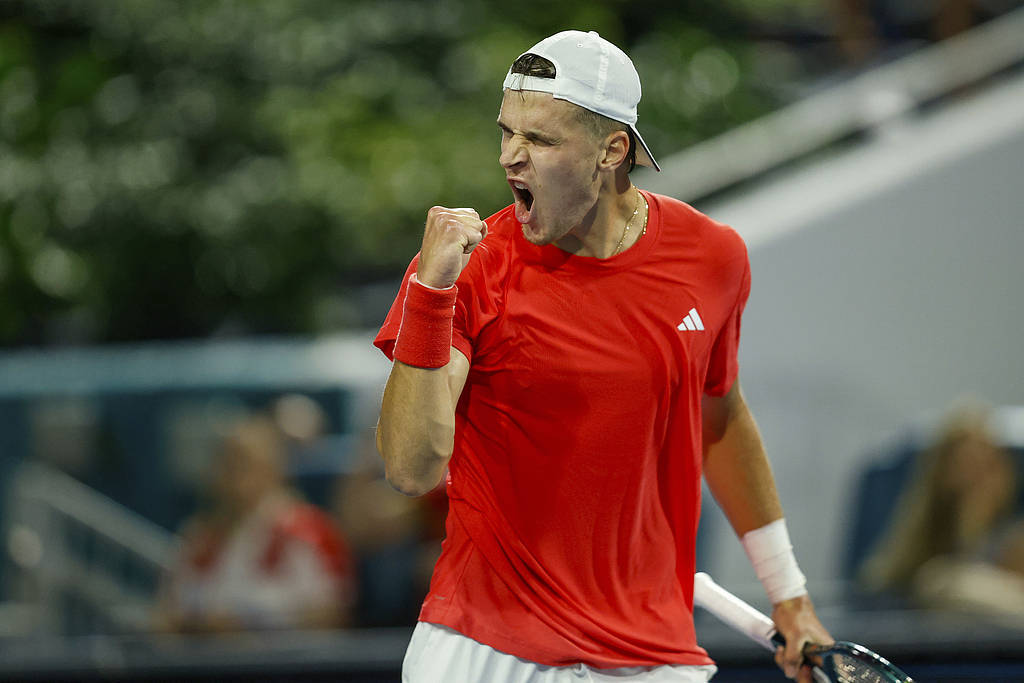 德约无缘100冠<strong></p>
<p>灰度虚拟币</strong>！迈阿密站：19岁门希克两盘抢七夺生涯首冠