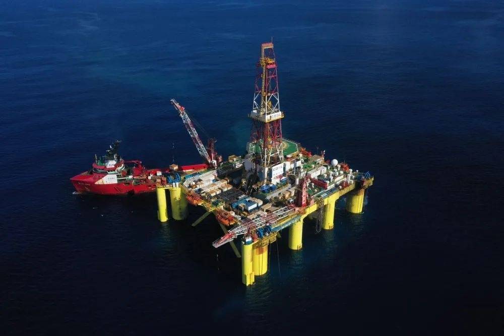 距离深圳市约170公里，中国在海上发现亿吨级油田