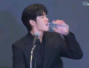 金秀贤为何在记者会上多次喝水<strong></p>
<p>TG虚拟币</strong>，网友请DeepSeek解读