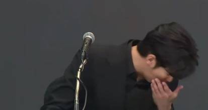 金秀贤为何在记者会上多次喝水<strong></p>
<p>TG虚拟币</strong>，网友请DeepSeek解读