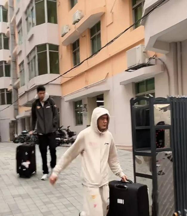 杜锋带13人出征上海!4外援+23兄弟<strong></p>
<p>鹤壁虚拟币</strong>,贝贝获重用