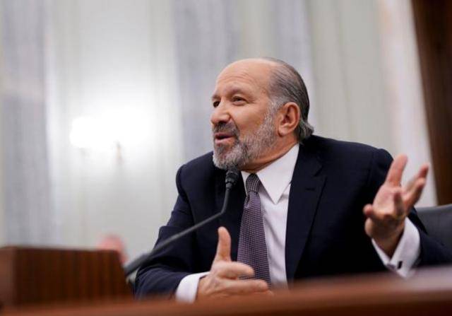 美商务部长:数百万工人将拧着小螺丝造iPhone