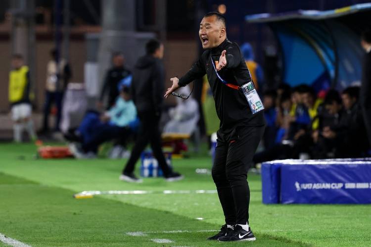 媒体人点评国少主帅上村健一：拒绝热身，没拉好体能，指挥不力