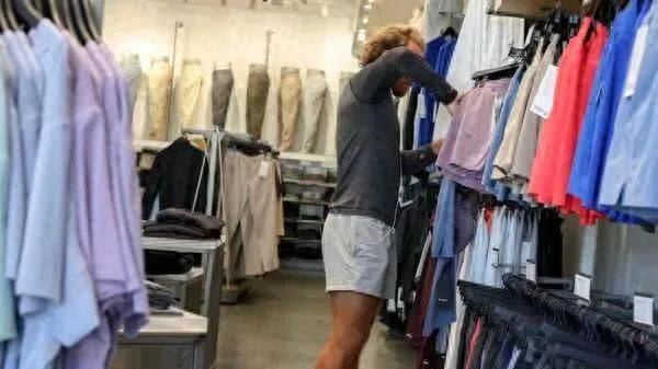 哄堂大笑！对等关税生效，第一个倒下的国家竟是美国自己？