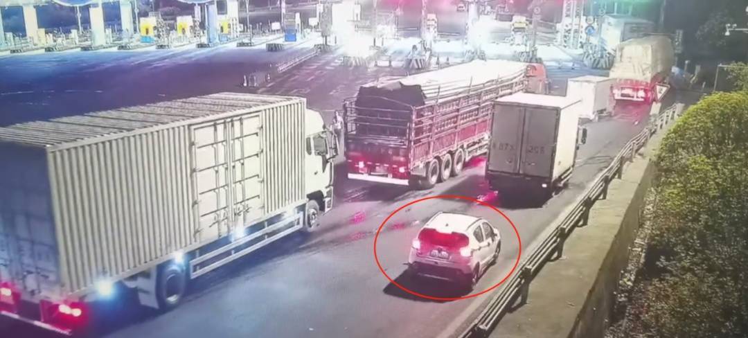 12岁男孩凌晨偷开父母车上高速<strong></p>
<p>虚拟币LT</strong>,因车技太差被发现了……