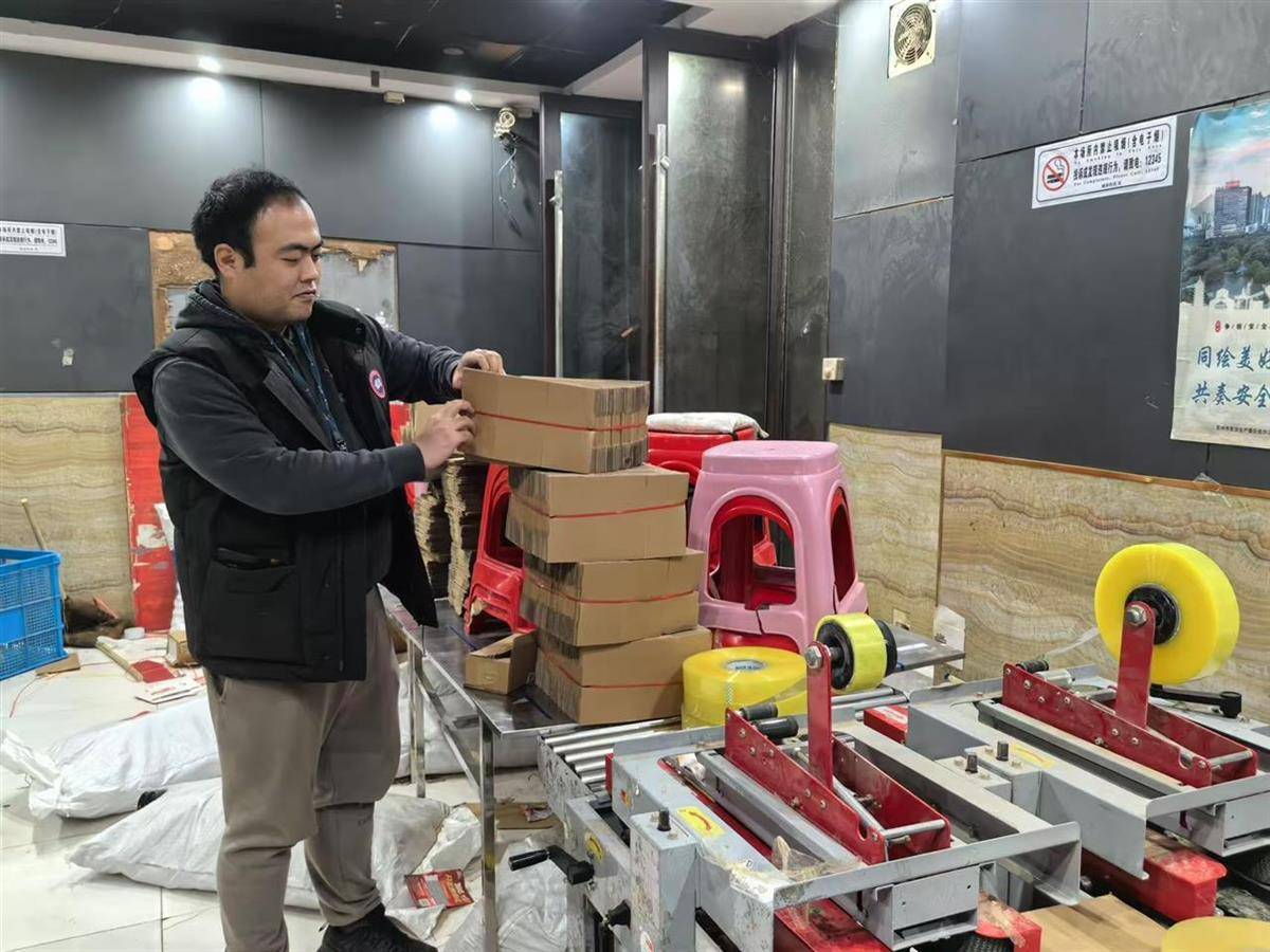 他发出的81万件快递全是电诈卡片<strong></p>
<p>虚拟币故事</strong>!武汉江岸警方破获特大诈骗案