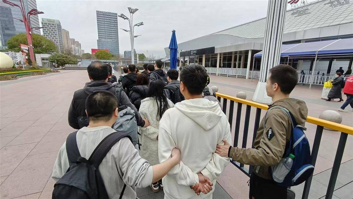 他发出的81万件快递全是电诈卡片<strong></p>
<p>虚拟币故事</strong>!武汉江岸警方破获特大诈骗案