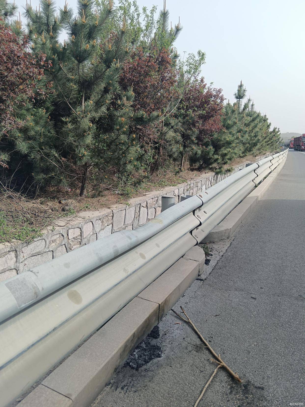 汽修店老板道路救援支千斤顶<strong></p>
<p>生蛋虚拟币</strong>，大货车箱体侧翻致其身亡；五莲县警方：不属车祸建议自诉