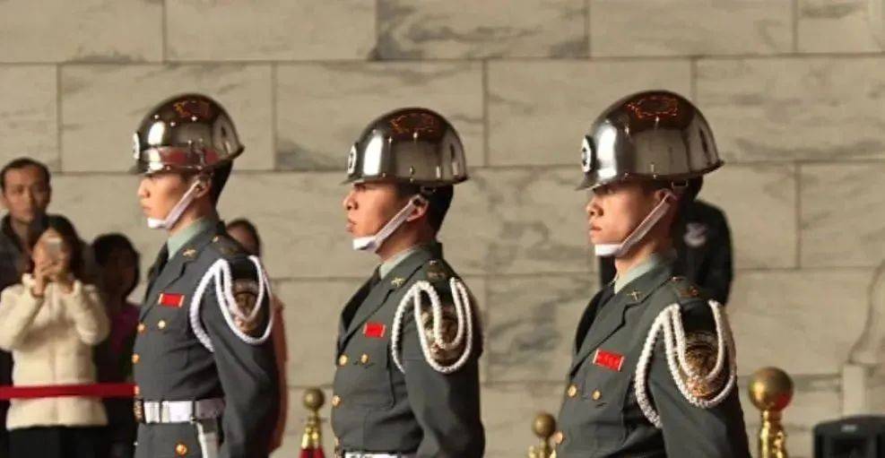 6名台军举五星红旗<strong></p>
<p>极域虚拟币</strong>,拒为台独当炮灰,台媒:赖清德卫兵也要投诚