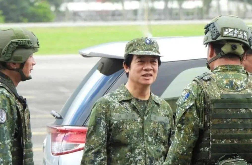 6名台军举五星红旗<strong></p>
<p>极域虚拟币</strong>,拒为台独当炮灰,台媒:赖清德卫兵也要投诚