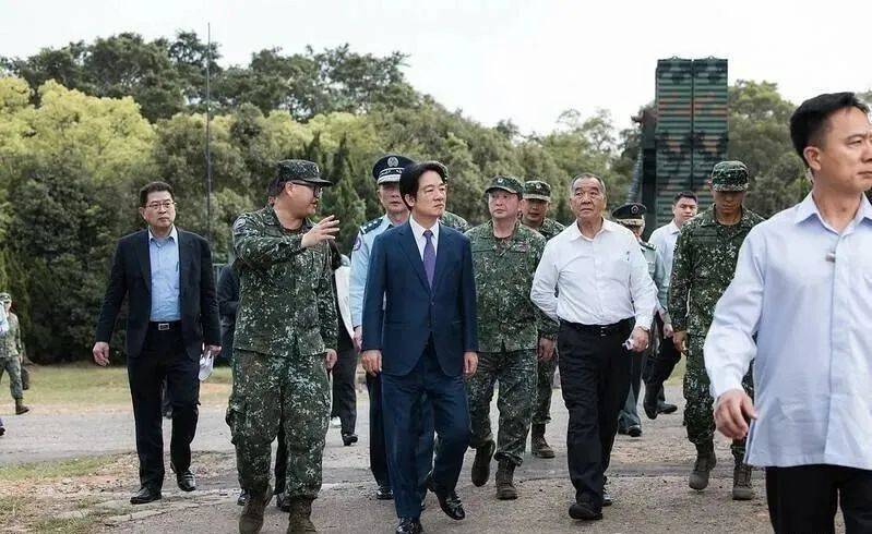 6名台军举五星红旗<strong></p>
<p>极域虚拟币</strong>,拒为台独当炮灰,台媒:赖清德卫兵也要投诚