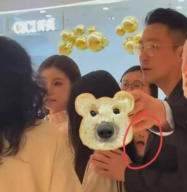 大S儿女回北京<strong></p>
<p>极域虚拟币</strong>,张兰拉着小玥儿逛街,网友夸汪小菲好帅