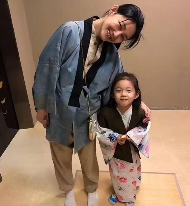 大S儿女回北京<strong></p>
<p>极域虚拟币</strong>,张兰拉着小玥儿逛街,网友夸汪小菲好帅