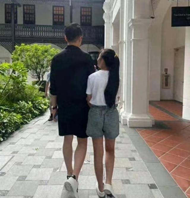 大S儿女回北京<strong></p>
<p>极域虚拟币</strong>,张兰拉着小玥儿逛街,网友夸汪小菲好帅