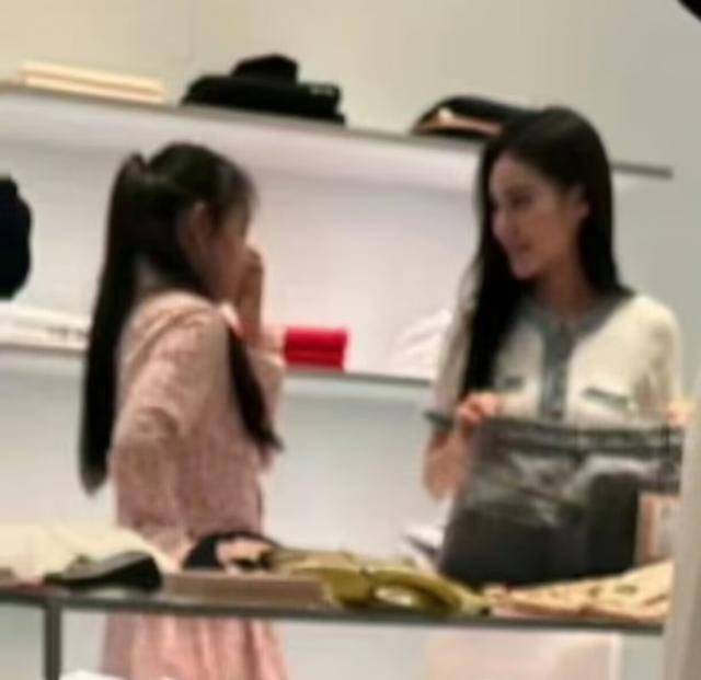 大S儿女回北京<strong></p>
<p>极域虚拟币</strong>,张兰拉着小玥儿逛街,网友夸汪小菲好帅