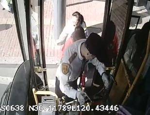 “您和孩子先上车<strong></p>
<p>悟空虚拟币</strong>，车子我来搬! ” 青岛公交司机亲情化服务获点赞