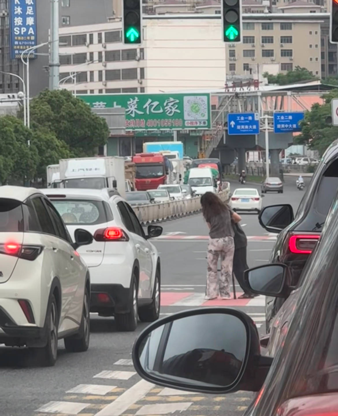 赣州女司机下车搀扶老人过马路<strong></p>
<p>悟空虚拟币</strong>，所有车辆等候4分钟，目击者：静静等待，没人按喇叭