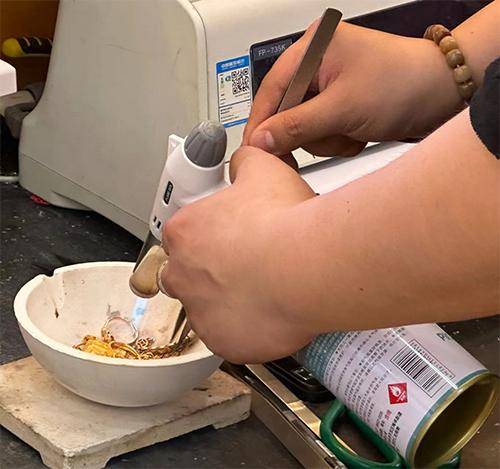 “先上车、被套住、再研究”<strong></p>
<p>悟空虚拟币</strong>,年轻人喜欢加入各种买金群