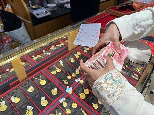 “先上车、被套住、再研究”<strong></p>
<p>悟空虚拟币</strong>,年轻人喜欢加入各种买金群