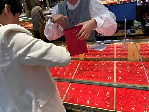 “先上车、被套住、再研究”<strong></p>
<p>悟空虚拟币</strong>,年轻人喜欢加入各种买金群