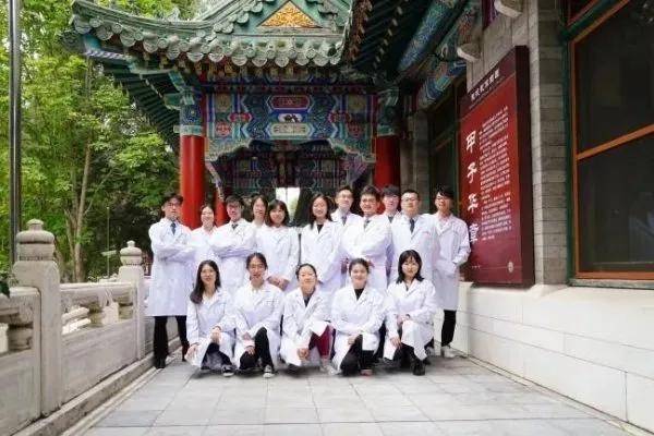 金融学生成了医学博士<strong></p>
<p>牛玩虚拟币</strong>,协和“4+4规培”究竟是怎么回事?