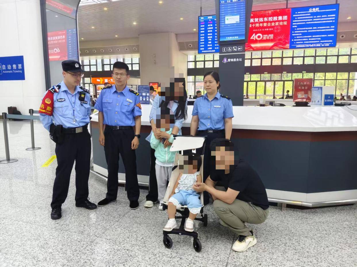 爸妈打瞌睡，5岁哥哥带2岁妹妹独自下高铁：想叫他们的，但是觉得保护妹妹比较重要