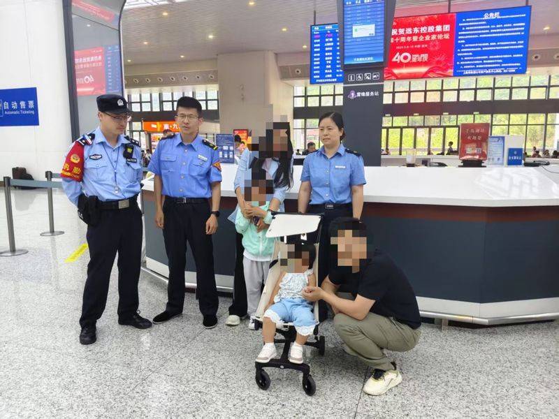 父母睡过头5岁哥哥带2岁妹妹独自下高铁<strong></p>
<p>开泰虚拟币</strong>,民警陪伴等待家长返回