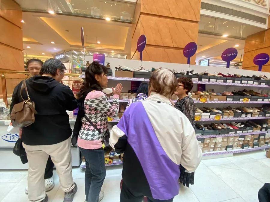 “1800元的出口商品219元拿下”！上海人假期疯狂“捡漏”<strong></p>
<p>虚拟币低保</strong>，这里外贸好东西都卖爆了，新品还将接力上市