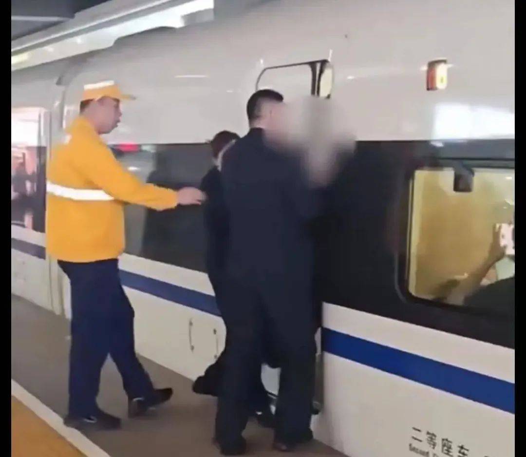 上海虹桥站有旅客扒车门<strong></p>
<p>虚拟币低保</strong>？铁路上海站回应：系身体不适