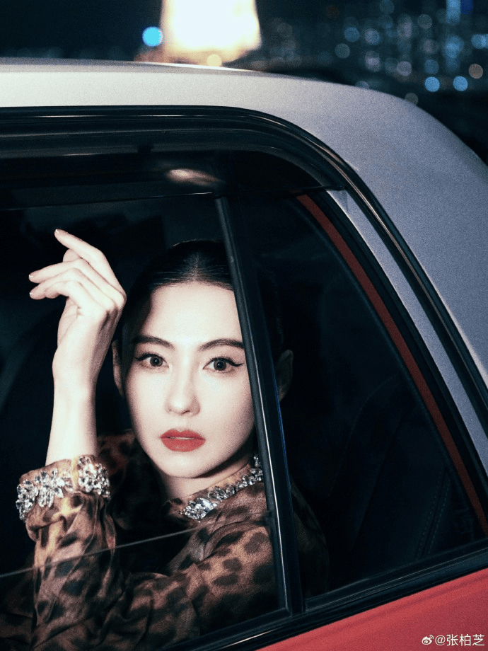 张柏芝身穿豹纹装<strong></p>
<p>玛卡虚拟币</strong>,时隔26年再现我养你名场面!烈焰红唇太抢镜