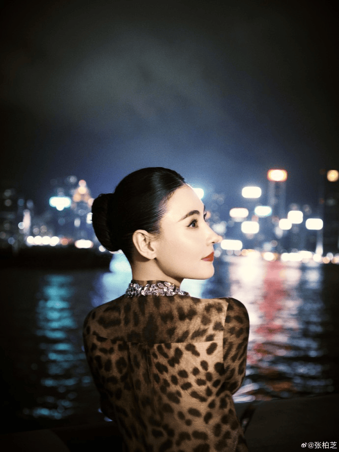 张柏芝身穿豹纹装<strong></p>
<p>玛卡虚拟币</strong>,时隔26年再现我养你名场面!烈焰红唇太抢镜