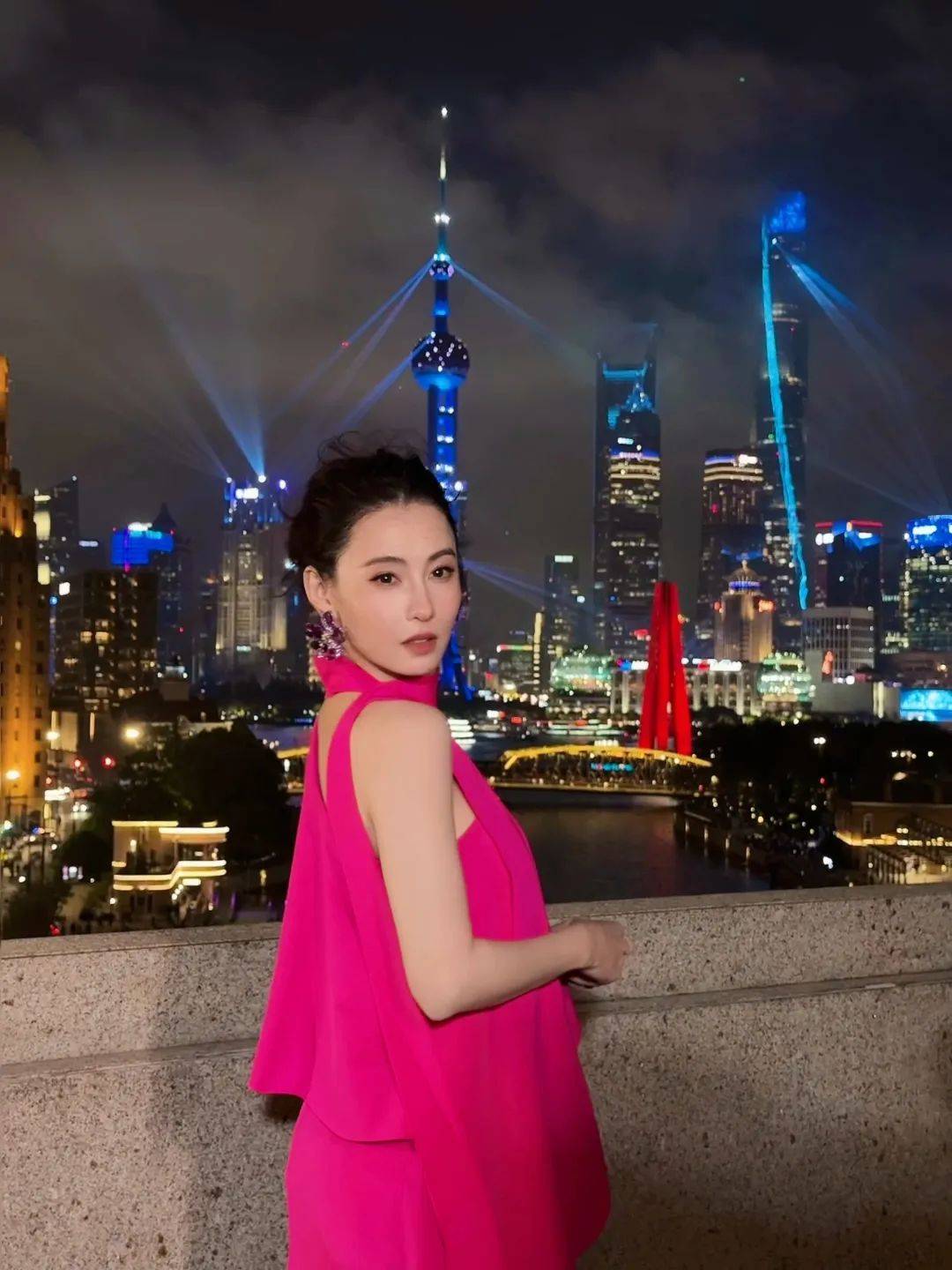 张柏芝身穿豹纹装<strong></p>
<p>玛卡虚拟币</strong>,时隔26年再现我养你名场面!烈焰红唇太抢镜