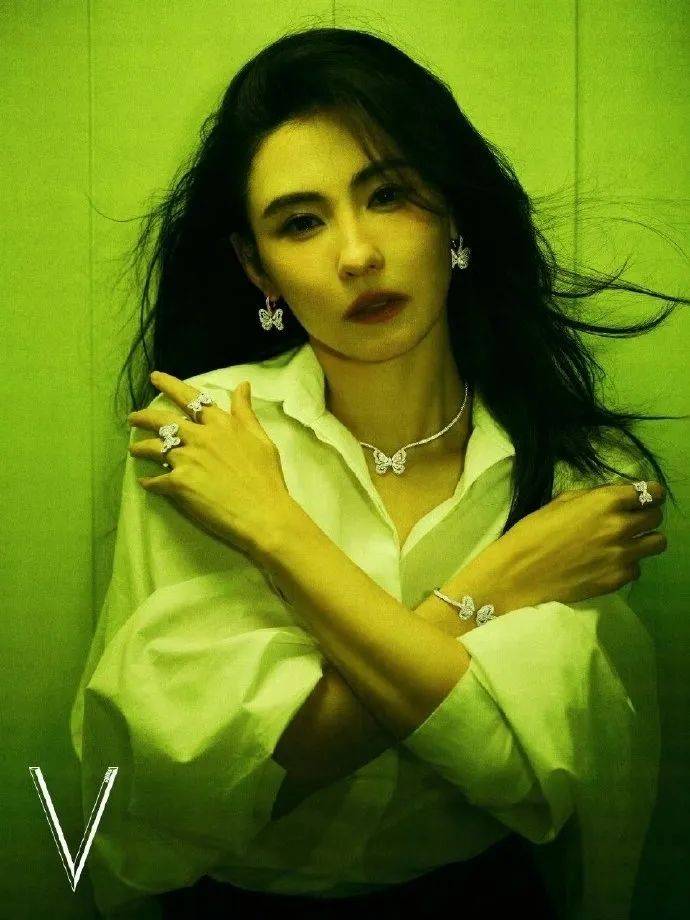 张柏芝身穿豹纹装<strong></p>
<p>玛卡虚拟币</strong>,时隔26年再现我养你名场面!烈焰红唇太抢镜