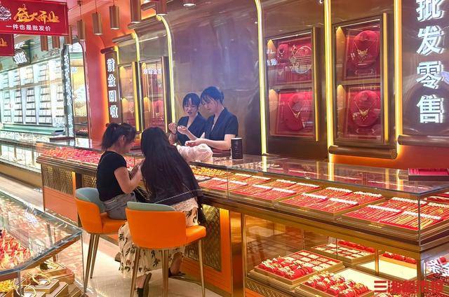 金价坐上“过山车”，长沙有市民赚超万元 提醒：贷款买金不可取