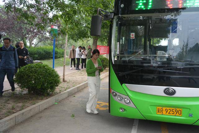 今晨<strong></p>
<p>新款法拉利</strong>，北京首条外埠进京公交线开通运营