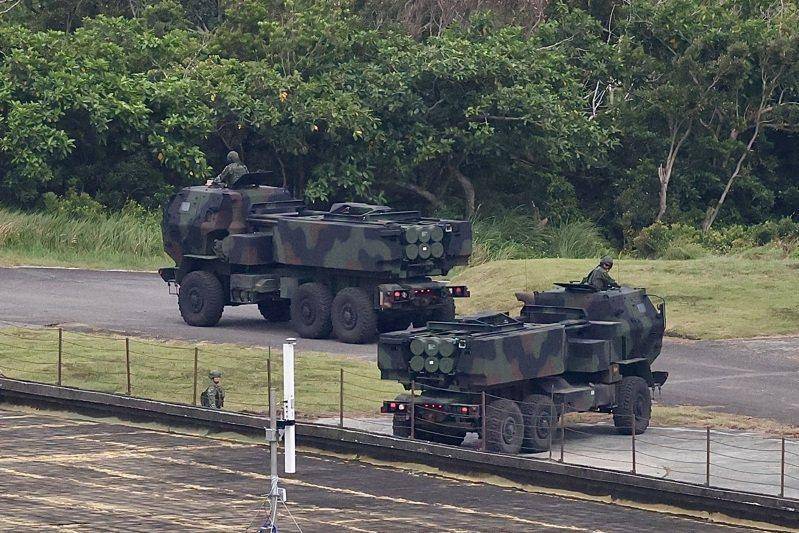 台媒：台军首次试射“海马斯”火箭炮时两度发生讯号异常，岛内网友讽“又一场烟火秀”