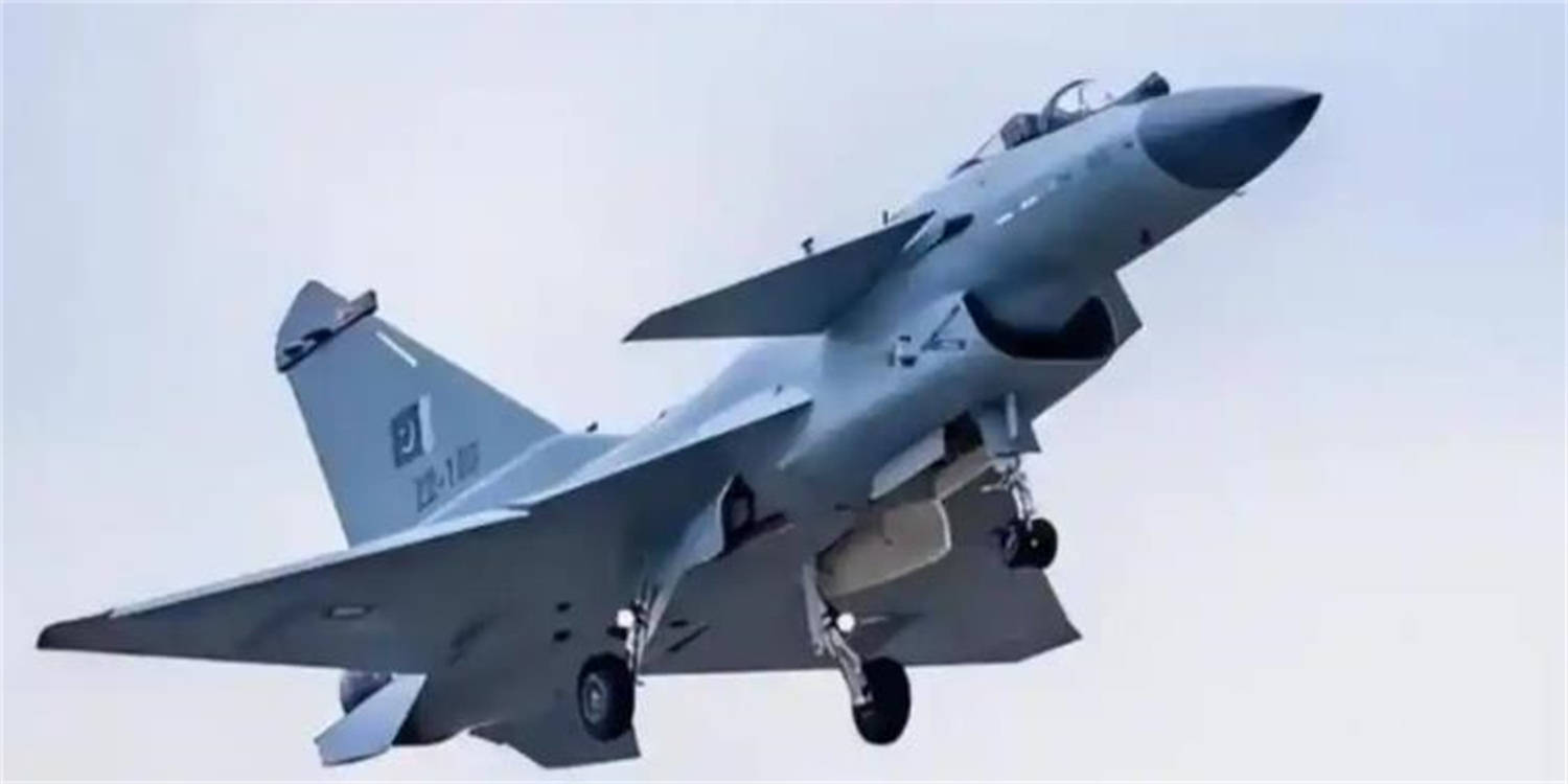 印被中式武器打服，解放军发布歼10C大片，绿媒点赞，民进党沉默