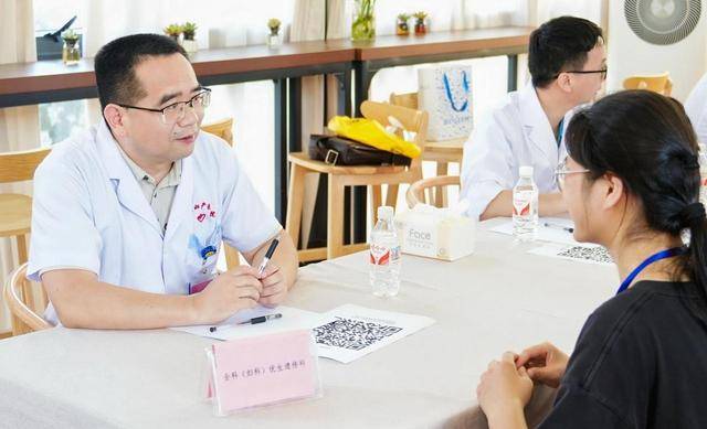 广西壮族自治区妇幼保健院联合广西农业职业技术大学开展“2025年世界地贫日”主题宣传活动