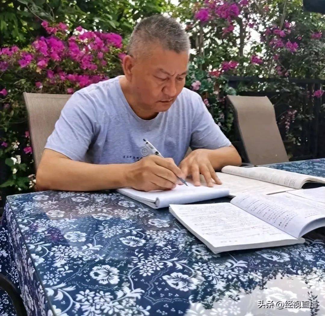 58岁梁实备战第29次高考<strong></p>
<p>交换虚拟币</strong>,谈多次落榜:31岁已赚100万,也许用光前半生运气