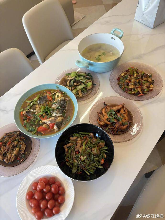 女子称穿瑜伽服上门做饭不是为流量:健身服是日常穿搭