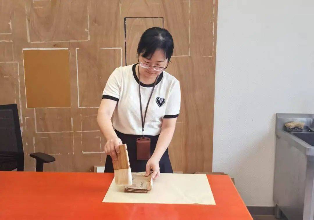 “冷板凳”一坐18年<strong></p>
<p>虚拟币网文</strong>！41岁厦门女子：要一直坐下去